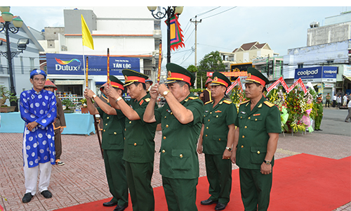 Đoàn đại biểu lãnh đạo Đảng ủy Bộ Tư lệnh Quân khu 9 đặt tràng hoa, thắp hương tại Tượng đài AHDT Trương Định