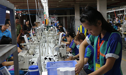 Lao động nữ của Công ty Yegin Vina đang làm việc 