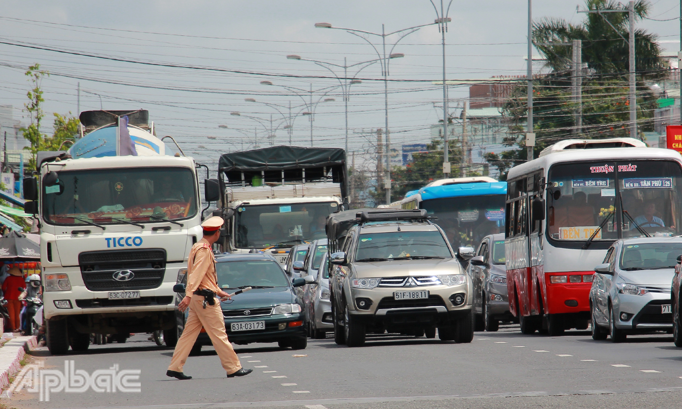 Một số ôtô lấn vào làn đường xe máy khiến tình trạng thêm rối loạn.
