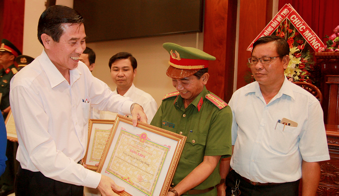 Phó Bí thư tỉnh ủy, Chủ tịch UBND tỉnh Tiền Giang Lê Văn Hưởng trao bằng khen cho các tập thể.