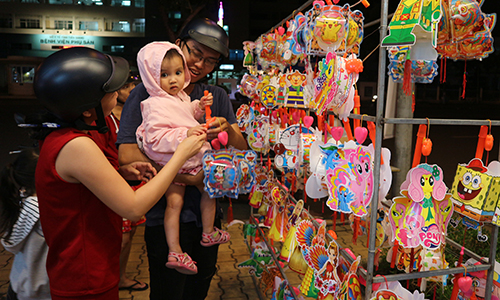 Cha mẹ sắm lồng đèn cho con