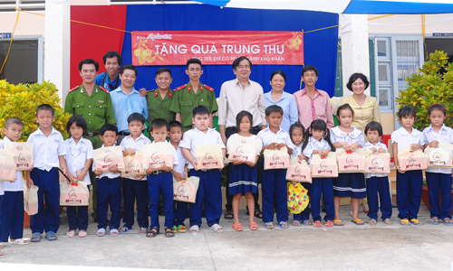 Báo Ấp Bắc trao quà Trung thu cho các em có hoàn cảnh khó khăn.  