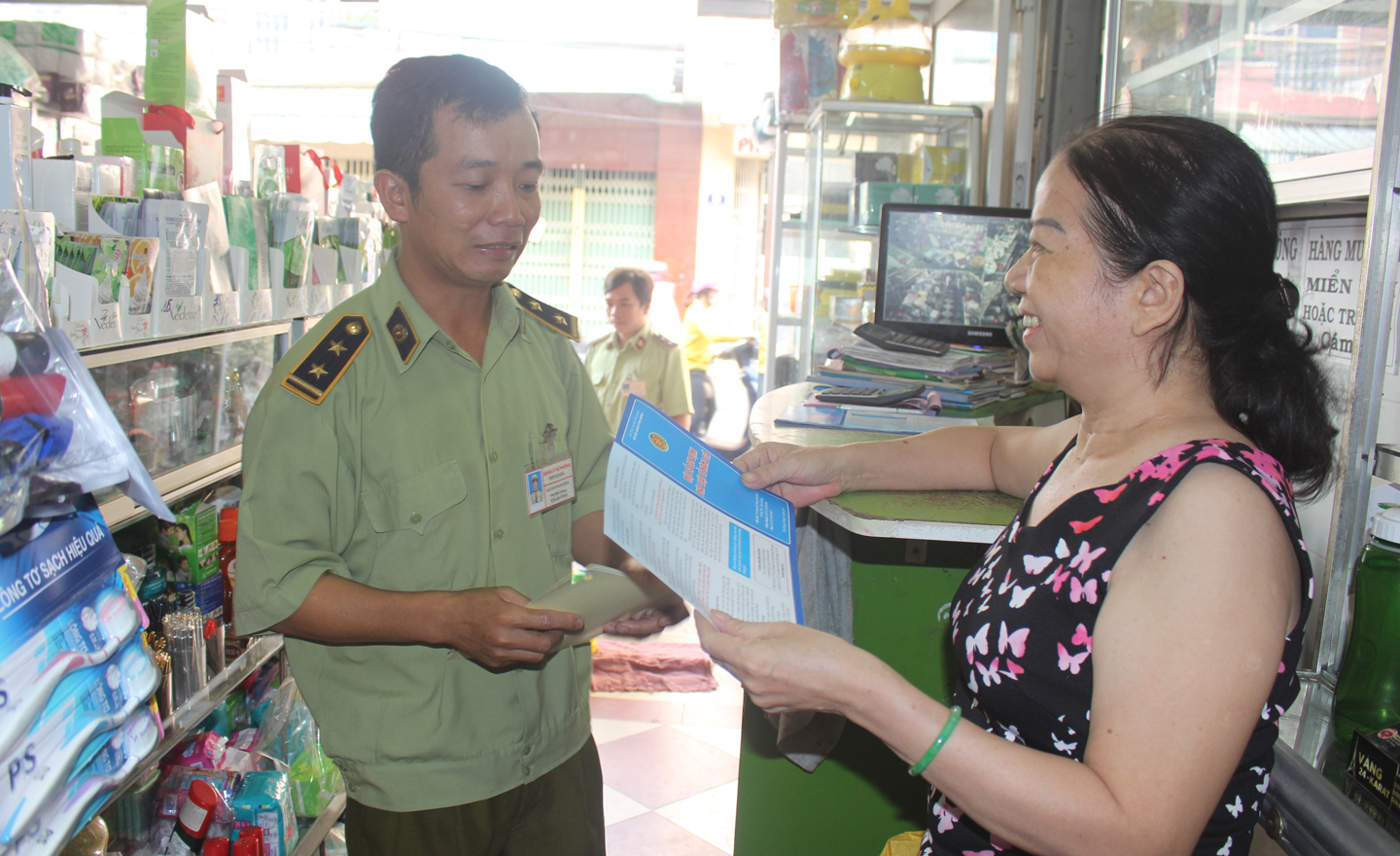 Chi cục Quản lý thị trường tỉnh tuyên truyền pháp luật cho người dân.