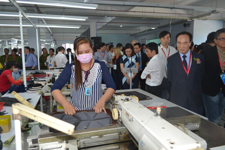 Nhà đầu tư nước ngoài tham quan dây chuyền sản xuất của Công ty Pongkook Chi nhánh Mỹ Tho.