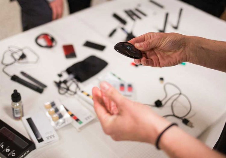 Liz Blackwell, một y tá trường học ở Boulder (Colorado), đưa ra bộ sưu tập các cây bút vape đã bị tịch thu từ các sinh viên trong một bài thuyết trình tại trường trung học Nevin Platt.