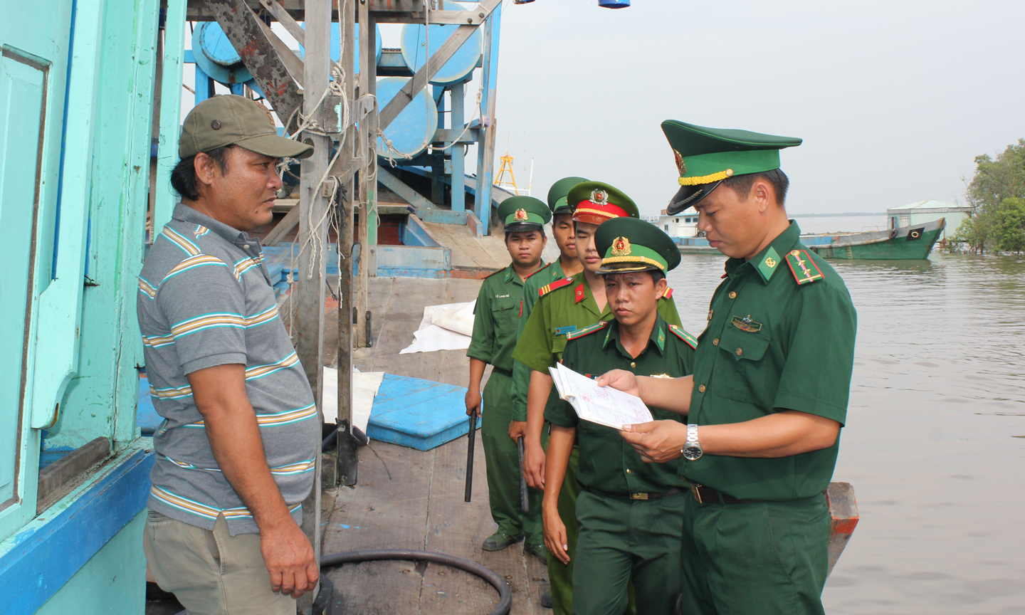 CB-CS Đồn Biên phòng Kiểng Phước tuyên truyền chính sách, pháp luật cho ngư dân.   		Ảnh: ĐOÀN PHÁT