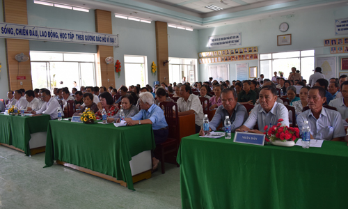 Đông đảo bà con xã Tân Mỹ Chánh gặp gỡ lãnh đạo tỉnh