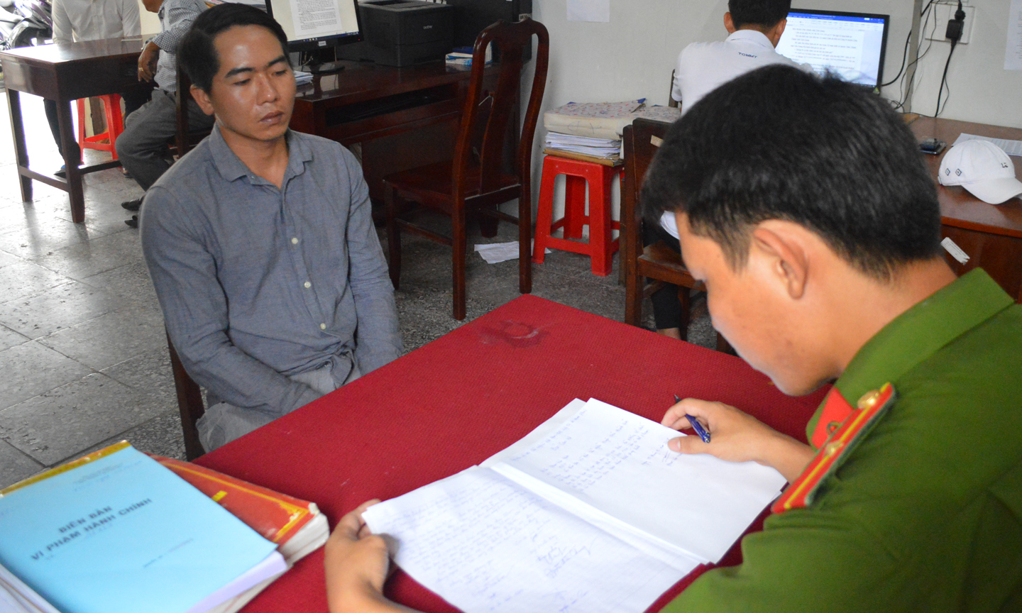 Đối tượng Minh tại cơ quan điều tra.