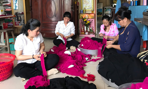 Nhiều chị em phụ nữ phường 5, TX. Gò Công khởi nghiệp với mô hình may gia công. 