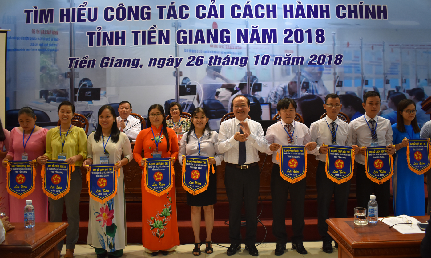 Đồng chí Trần Thanh Đức trao cờ cho các đội
