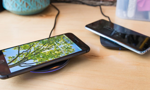 Công nghệ sạc không dây hiện nay chưa thể thay thế cho sạc thường. Ảnh: Wirecutter.
