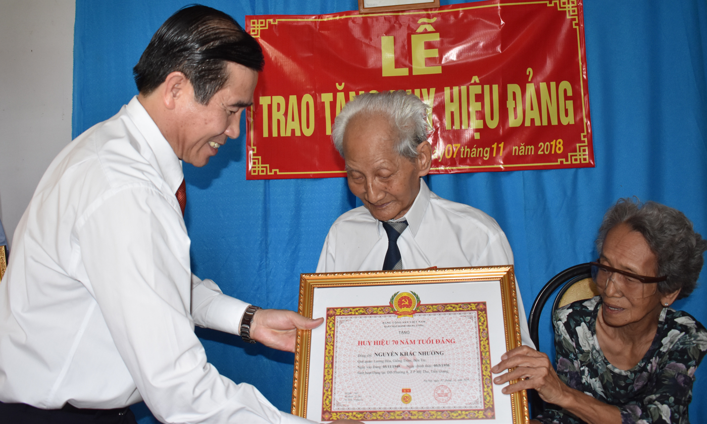 Đồng chí Lê Văn Hưởng gắn huy hiệu 70 năm tuổi đảng cho đồng chí Nguyễn Khắc Nhường