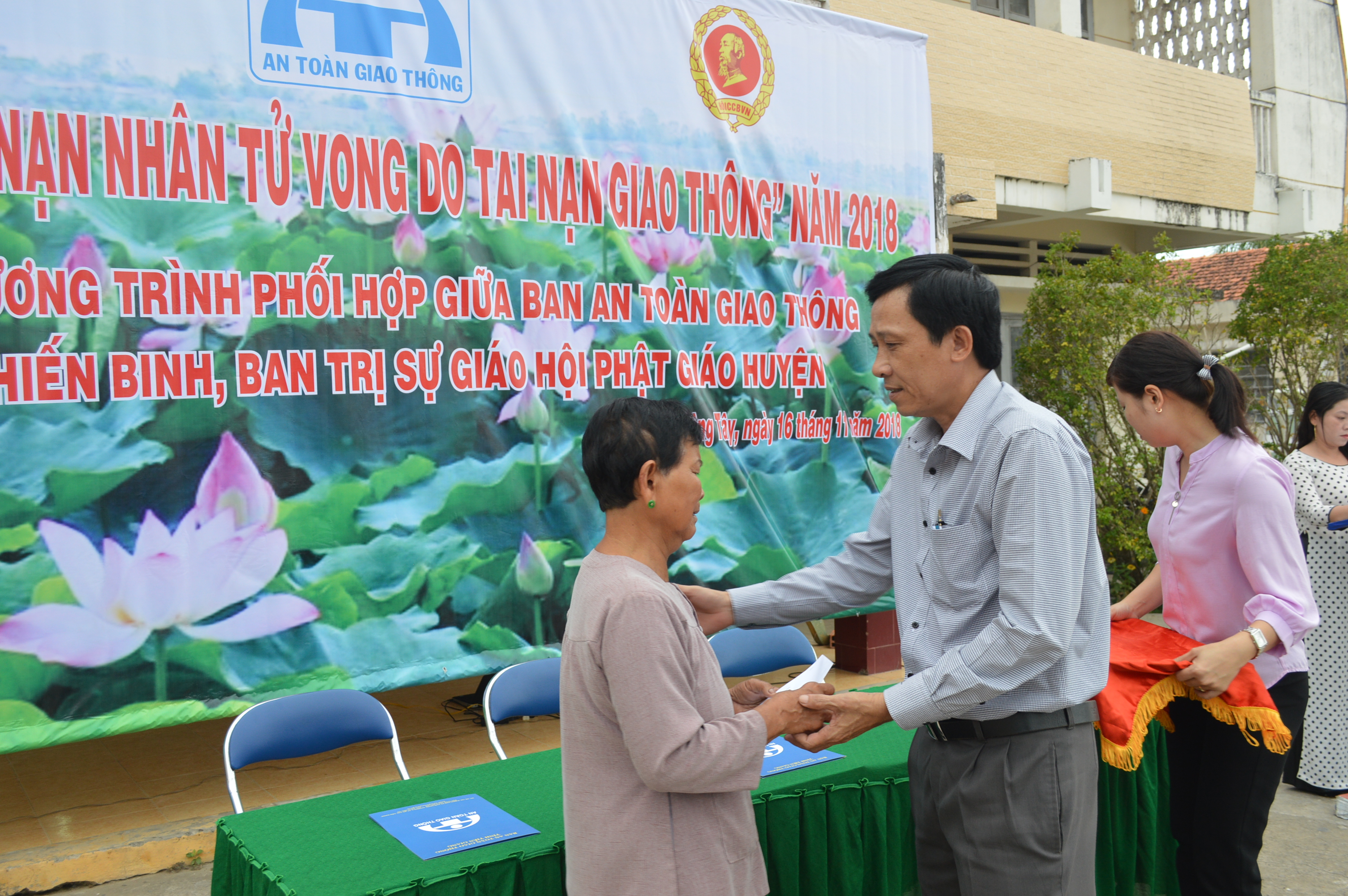 Chủ tịch UBND huyện Gò Công Tây tặng phần quà cho gia đình nạn nhân bị TNGT.