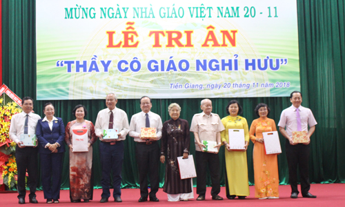 Nhà tài trợ tặng quà cho đại biểu. 