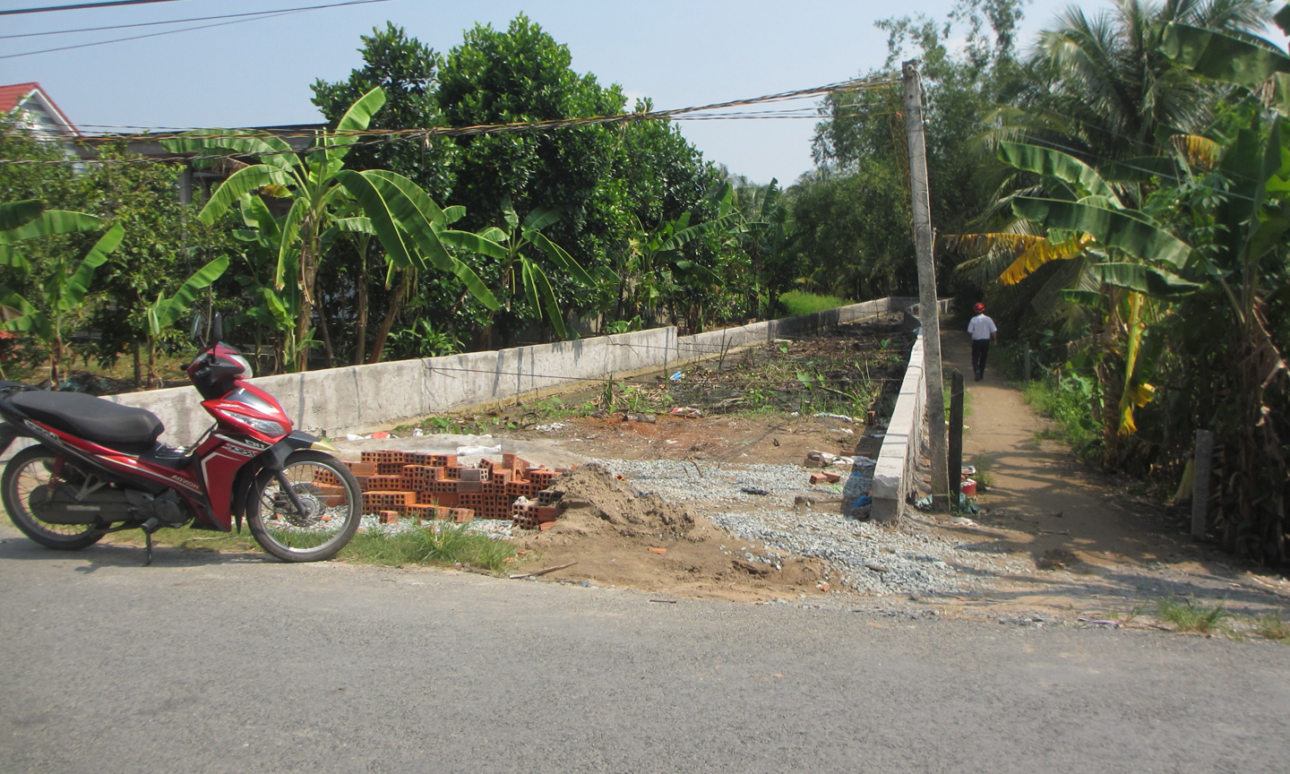 Vị trí con đường và phần đất (lấp kinh), nay anh Sơn bán lại cho người khác  và đã xảy ra tranh chấp.