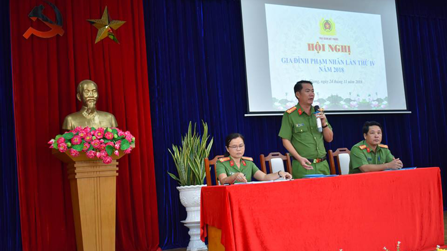 Ban giám thị trại giam trao đổi trực tiếp với gia đình phạm nhân.