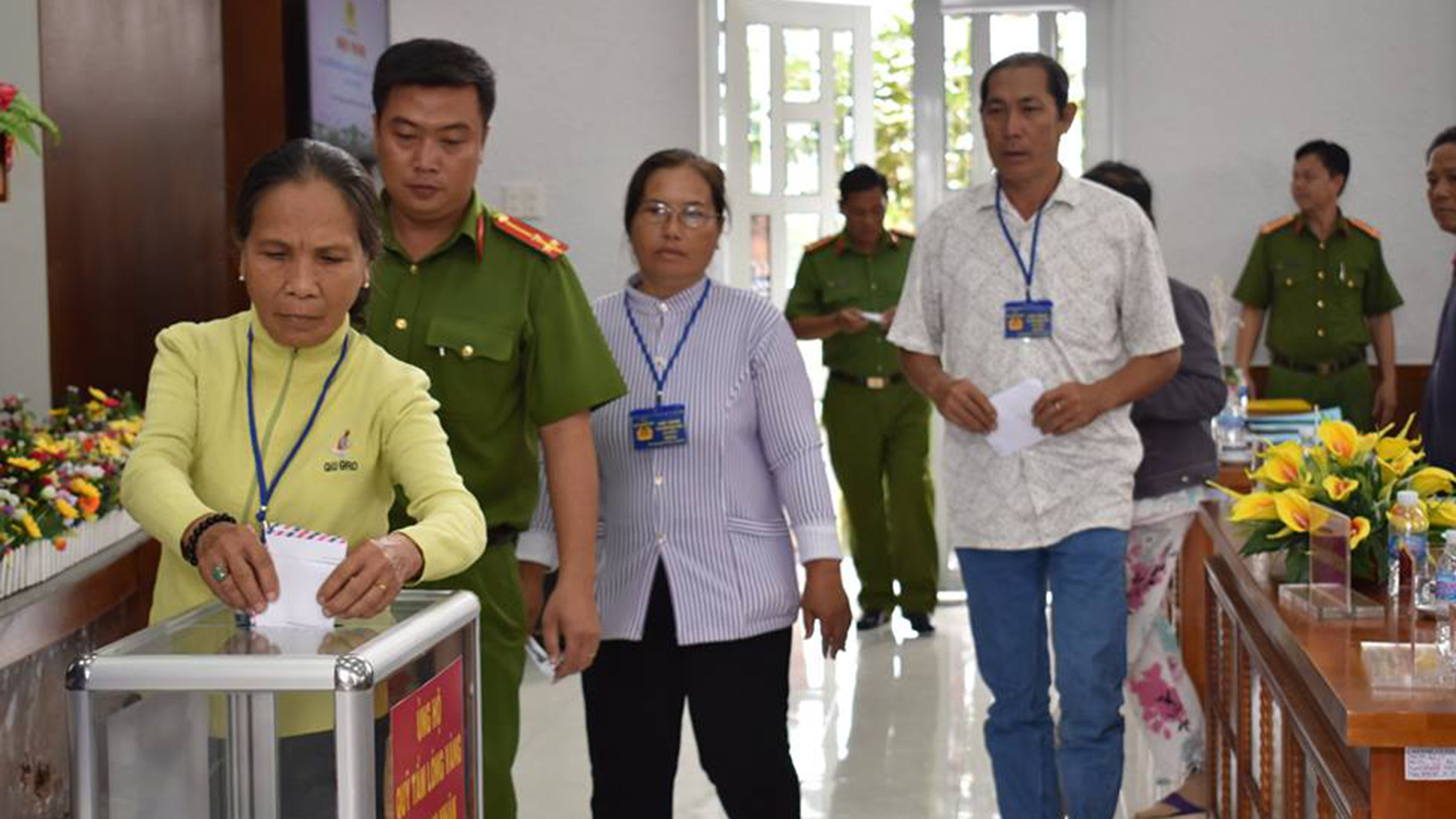 Đóng góp “Quỹ tấm lòng vàng”.