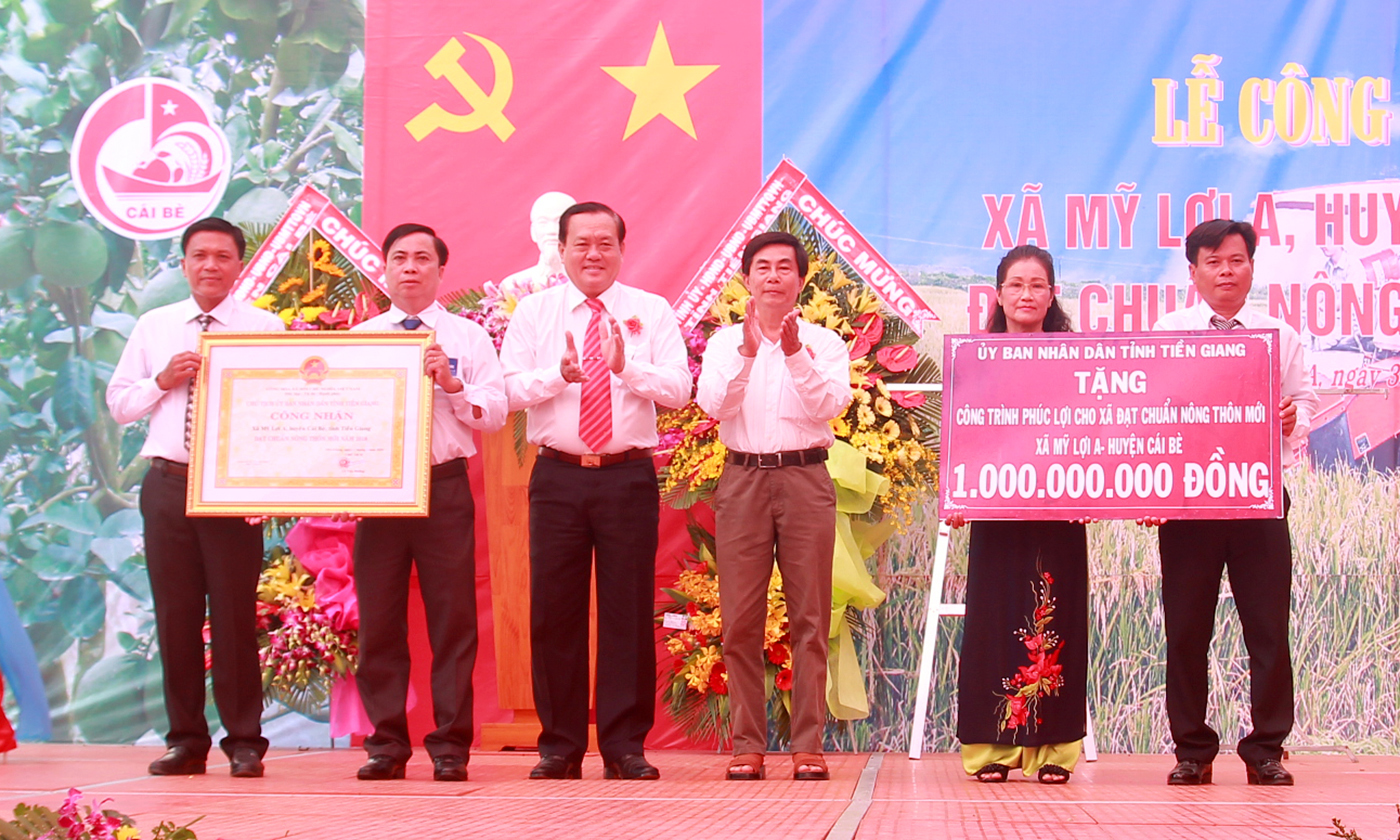 Đồng chí Lê Văn Nghĩa trao Bằng Công nhận cho xã Mỹ Lợi A.
