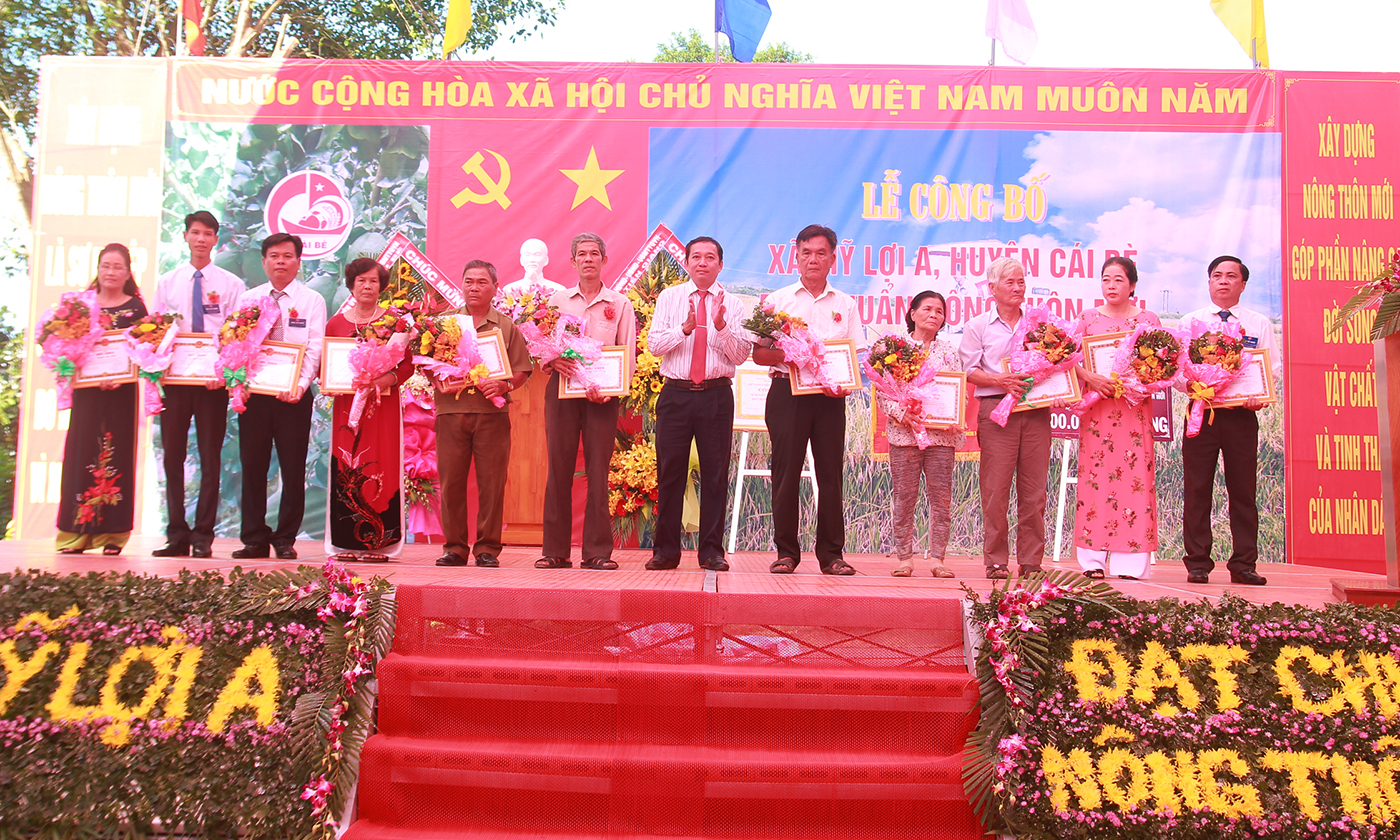 UBND huyện Cái Bè tặng giấy khen cho tập thể, cá nhân tiêu biểu.