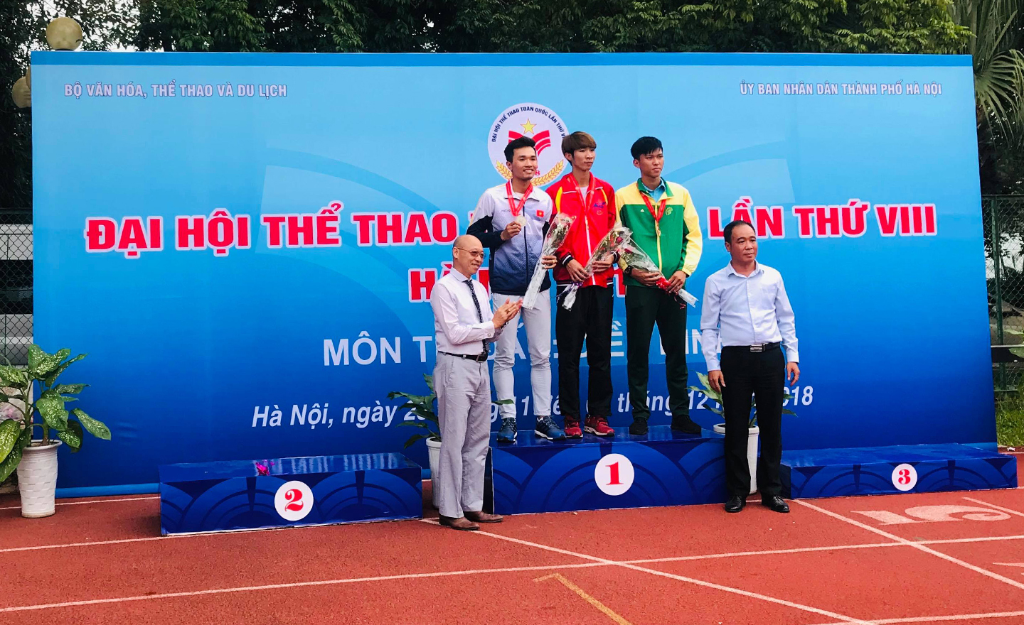 VĐV Nguyễn Thành Nhân (hàng trên bên trái) của Tiền Giang nhận HCB môn nhảy cao.