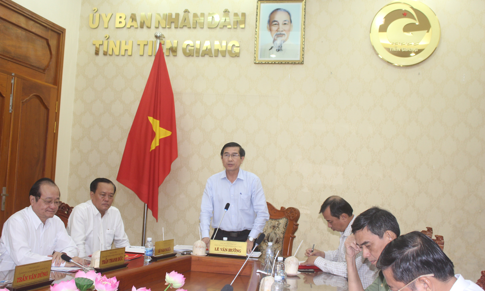 Chủ tịch UBND tỉnh Lê Văn Hưởng phát biểu tại phiên họp.