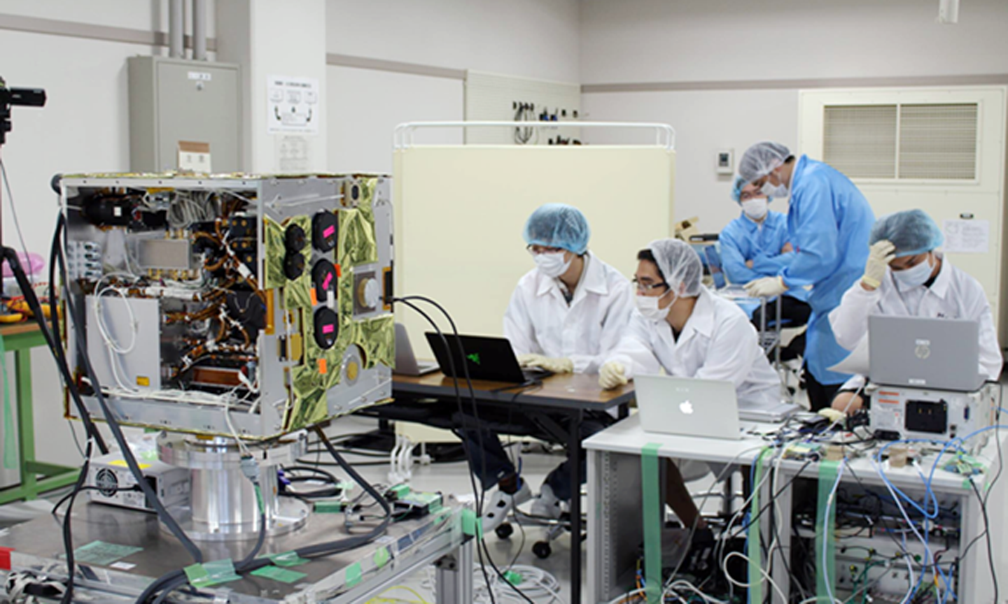 Các nghiên cứu viên Việt Nam chế tạo MicroDragon tại Nhật Bản. (Nguồn: VNSC)