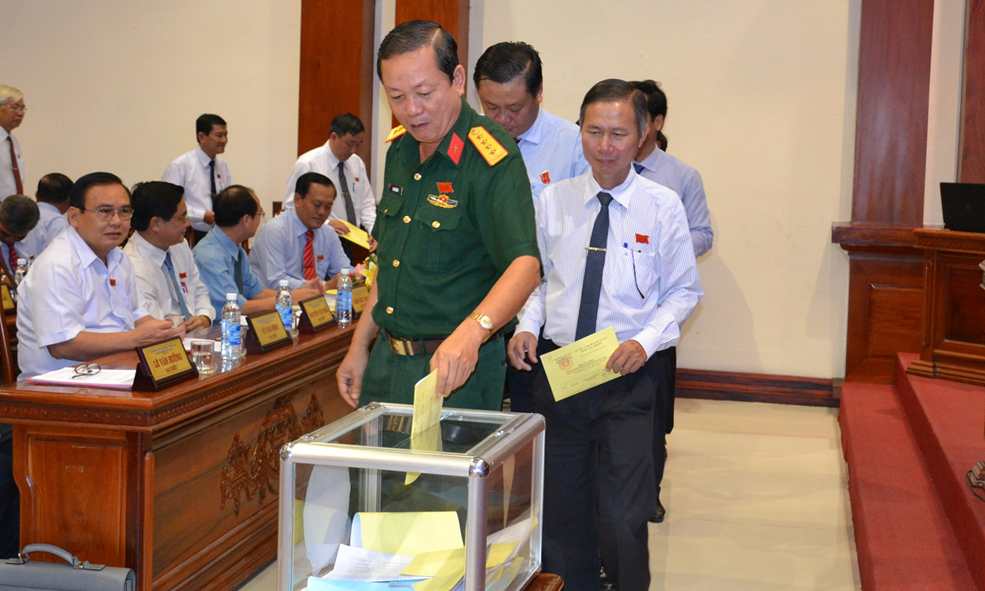 Đại biểu tiến hành lấy phiếu tín nhiệm tại kỳ họp