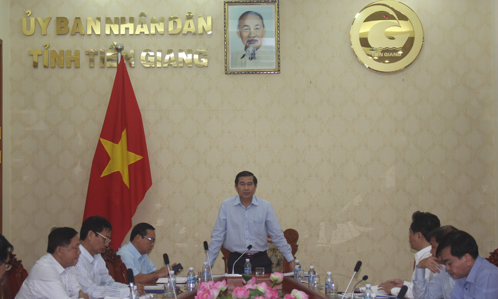 Chủ tịch UBND tỉnh Lê Văn Hưởng phát biểu tại buổi làm việc.