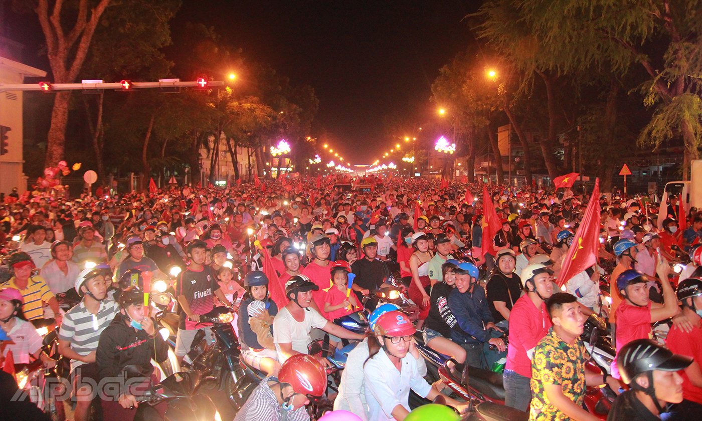 Đường Hùng Vương thành biển người ăn mừng chiến thắng.