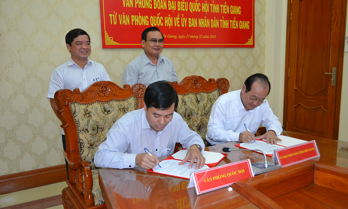 Ký biên bản chuyển giao công chức người lao động