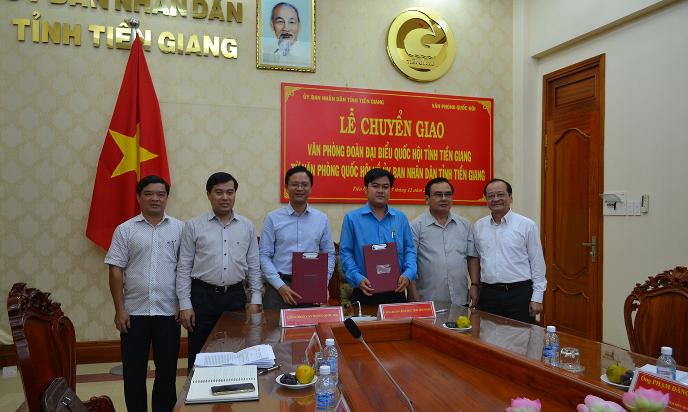 Công đoàn VPQH và công đoàn viên chức tỉnh Tiền Giang ký biên bản chuyển giao tổ chức đoàn viên công đoàn