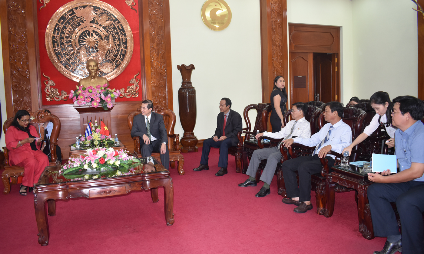 Chủ tịch UBND tình và lãnh đạo các Sở, ngành tiếp tân Tổng lãnh sự Cuba tại TP. Hồ Chí Minh