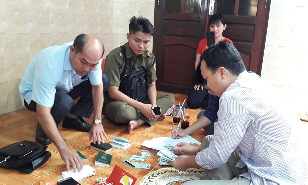 Lực lượng Công an kiểm tra số tài sản.