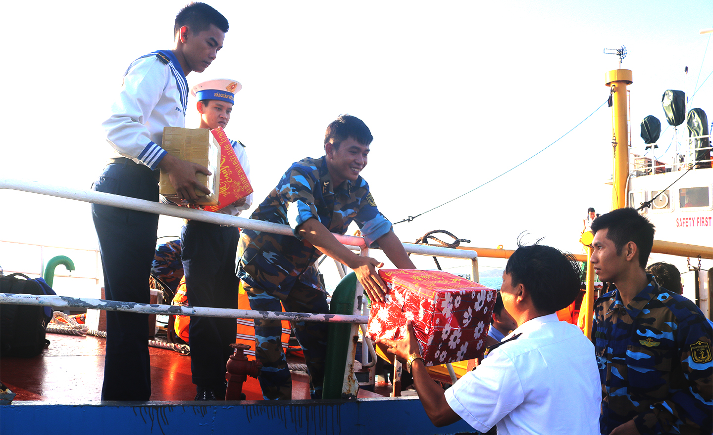 Chuyển quà lên đảo.