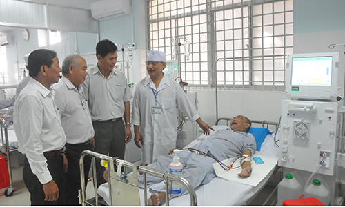 Đại biểu tham quan trang thiết bị chạy thận nhân tạo