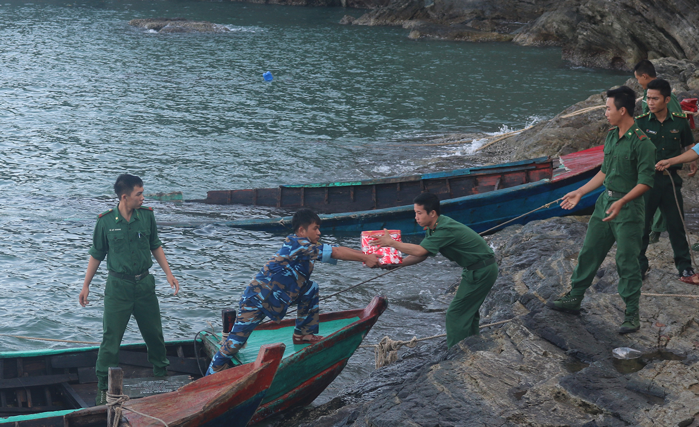 Chuyển quà lên đảo.