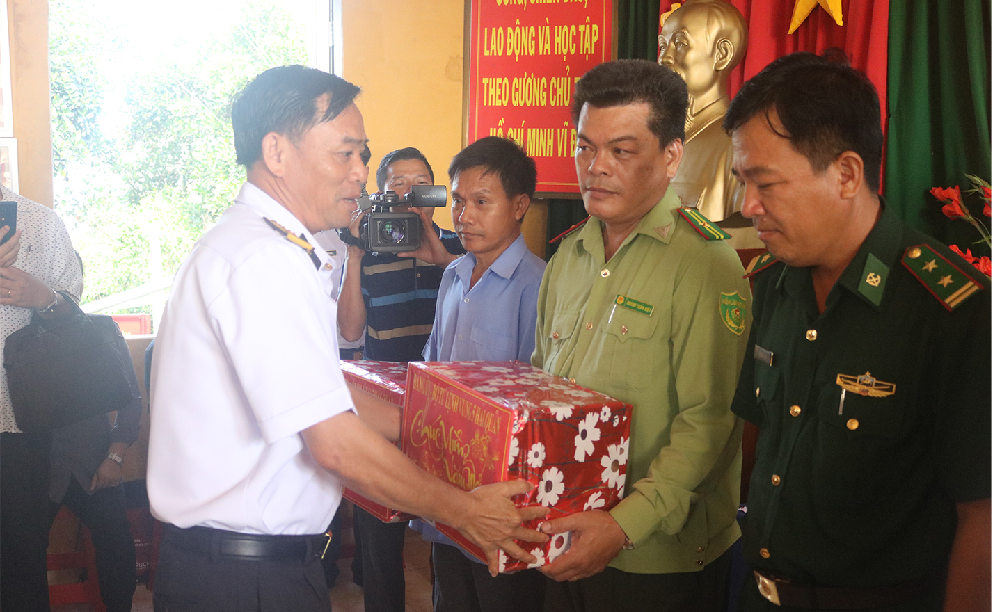 Đại tá Võ Đức Tiên, Phó Tư lệnh Vùng 5 Hải quân, Trưởng đoàn công tác tặng quà Tết cho các đơn vị trên đảo Hòn Khoai.