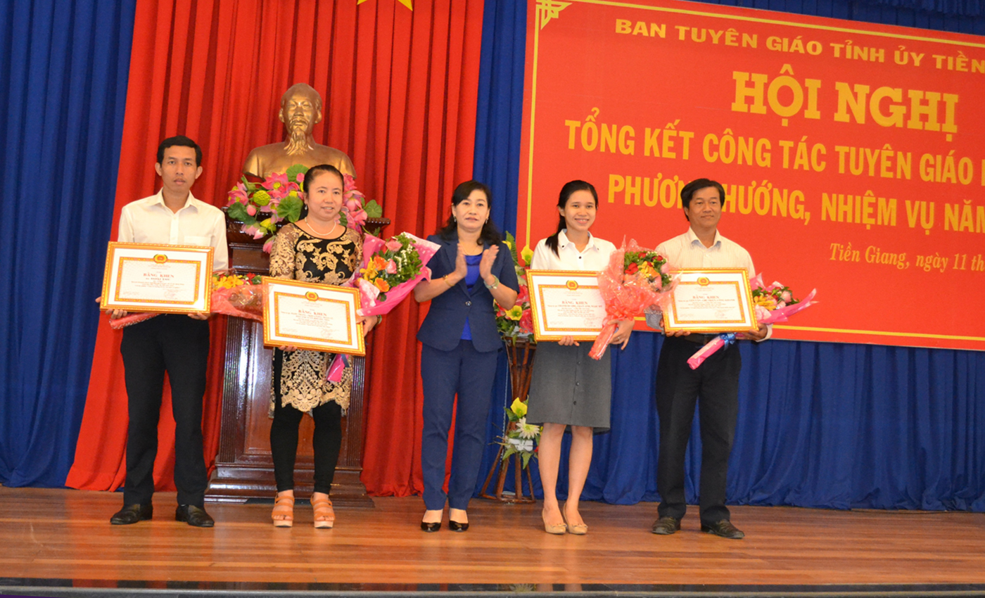 Trao giải Nhì và giái Ba cho các tác giả, nhóm tác giả tại hội nghị