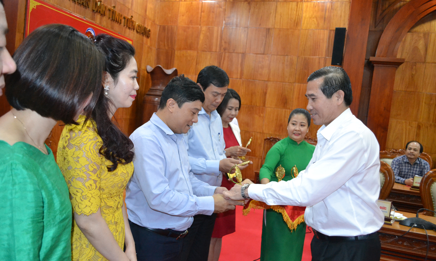 ông Lê Văn Hưởng, Phó Bí thư Tỉnh ủy, Chủ tịch UBND tỉnh phát biểu tại buổi làm việc