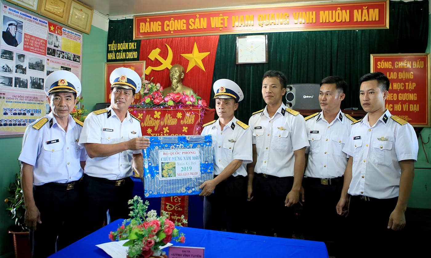 Cán bộ, chiến sĩ chuẩn bị bàn thờ bác