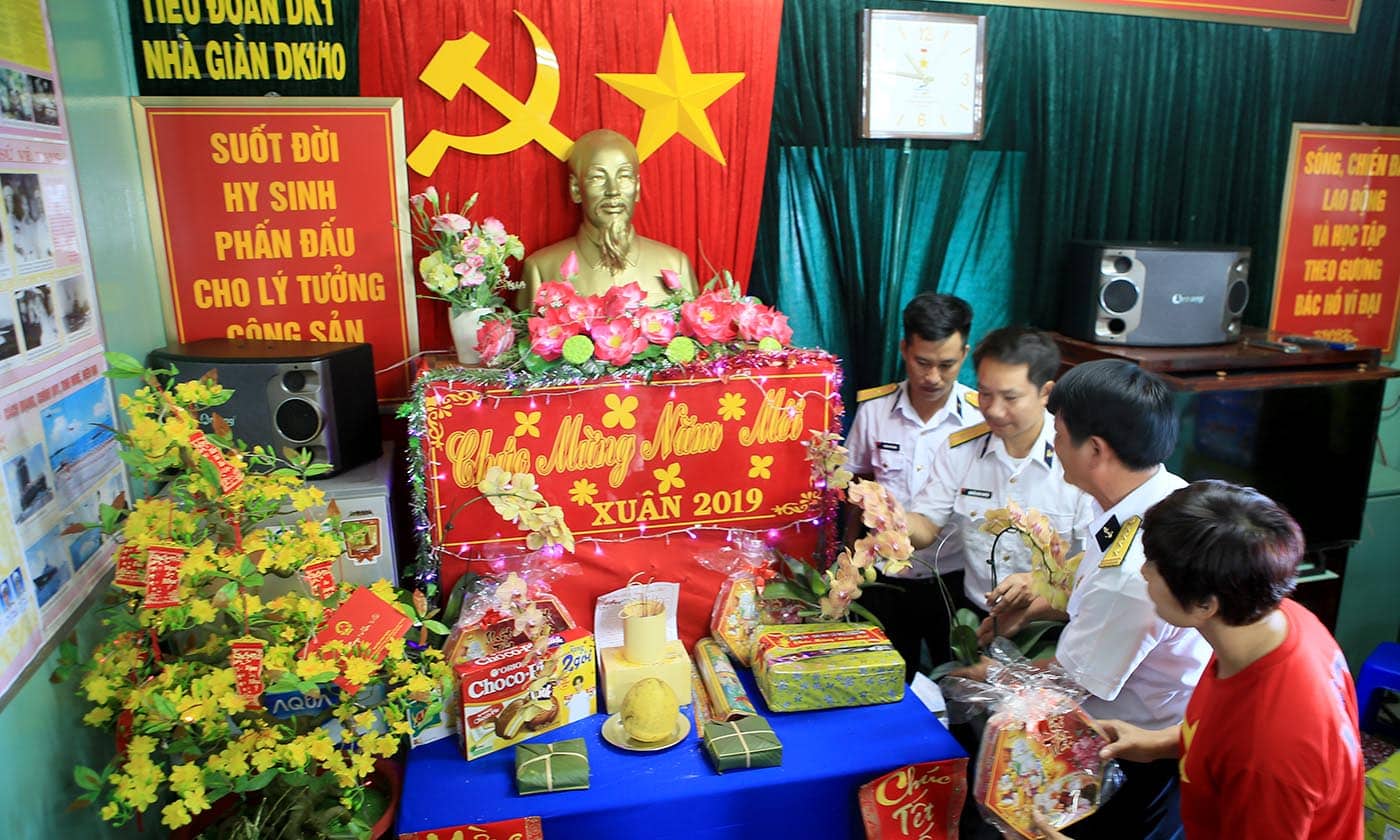 Cán bộ, chiến sĩ chuẩn bị bàn thờ bác