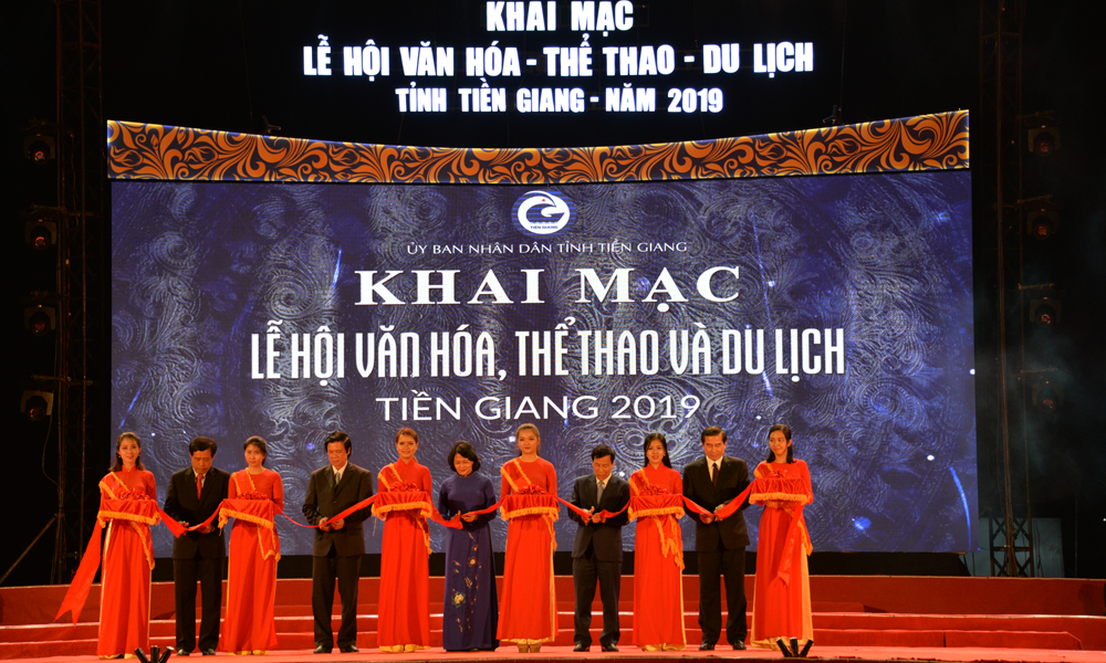 Cắt băng khai mạc Lễ hội.