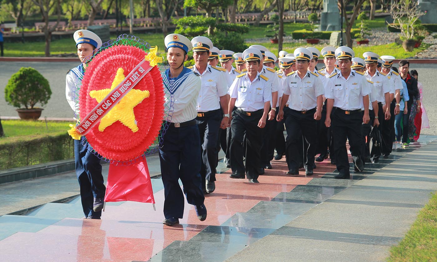 Đoàn công tác viếng, đặt vòng hoa tại Nghĩa trang Hàng Dương.