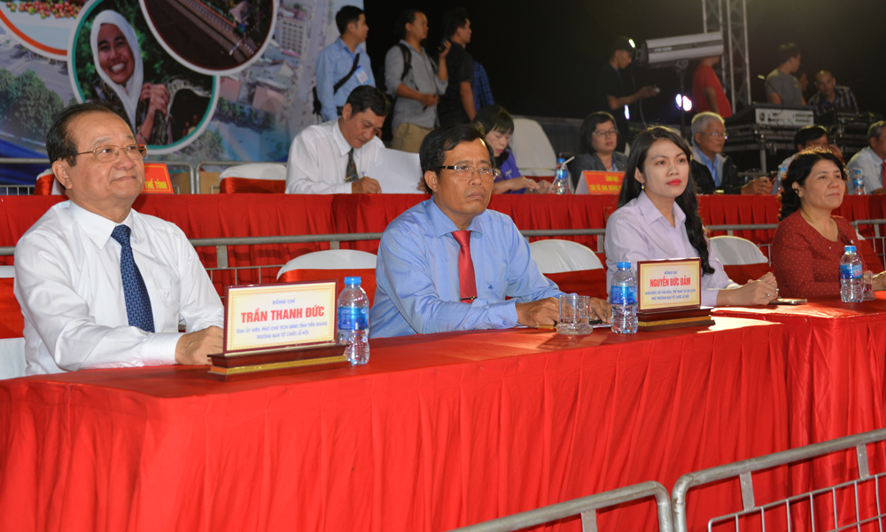 Lãnh đạo tỉnh tham dự Lễ bế mạc.