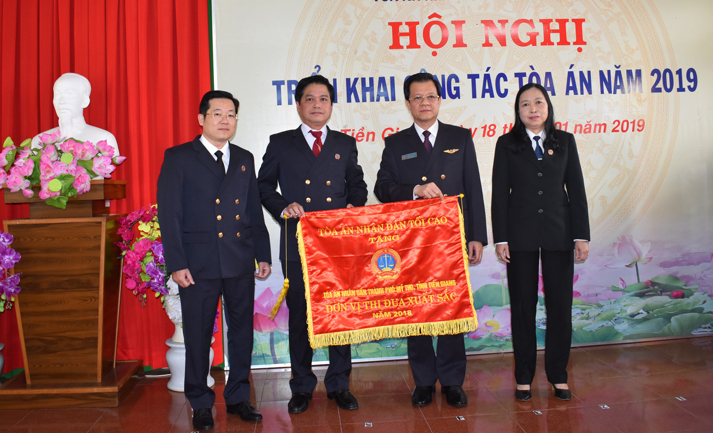 Tòa án nhân dân tối cao tặng Cờ thi đua cho Tòa án nhân dân TP. Mỹ Tho