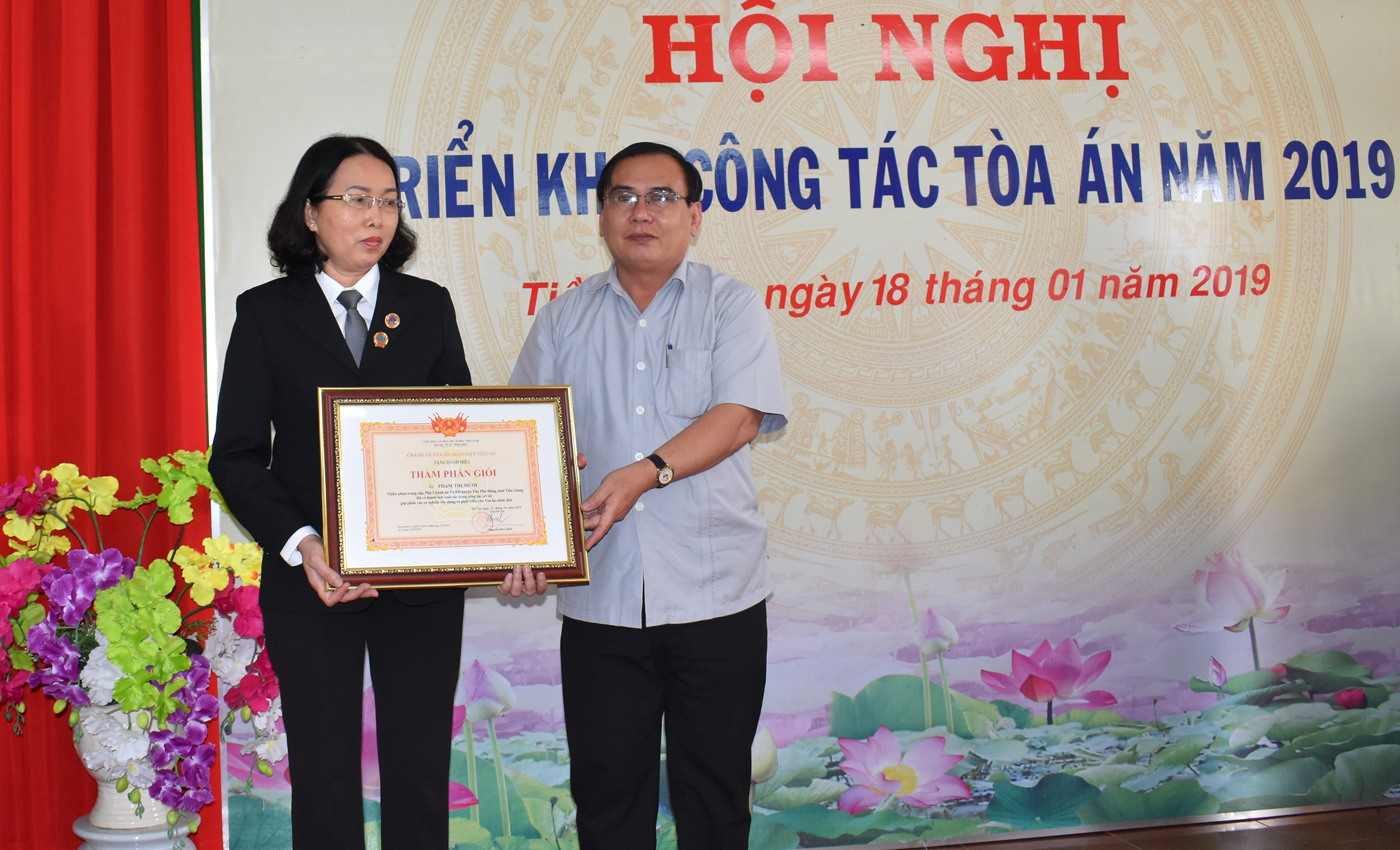 trao tặng danh hiệu Thẩm phán giỏi cho thẩm phán Phạm Thị Mười