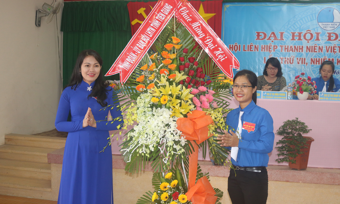 Chị Nguyễn Thị Uyên Trang (bên trái), Bí thư Tỉnh đoàn tặng hoa chúc mừng đại hội.