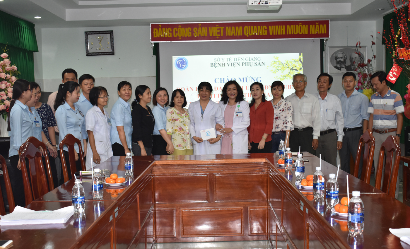 Đồng chí Châu Thị Mỹ Phương chúc tết Bệnh viện Phụ sản tỉnh