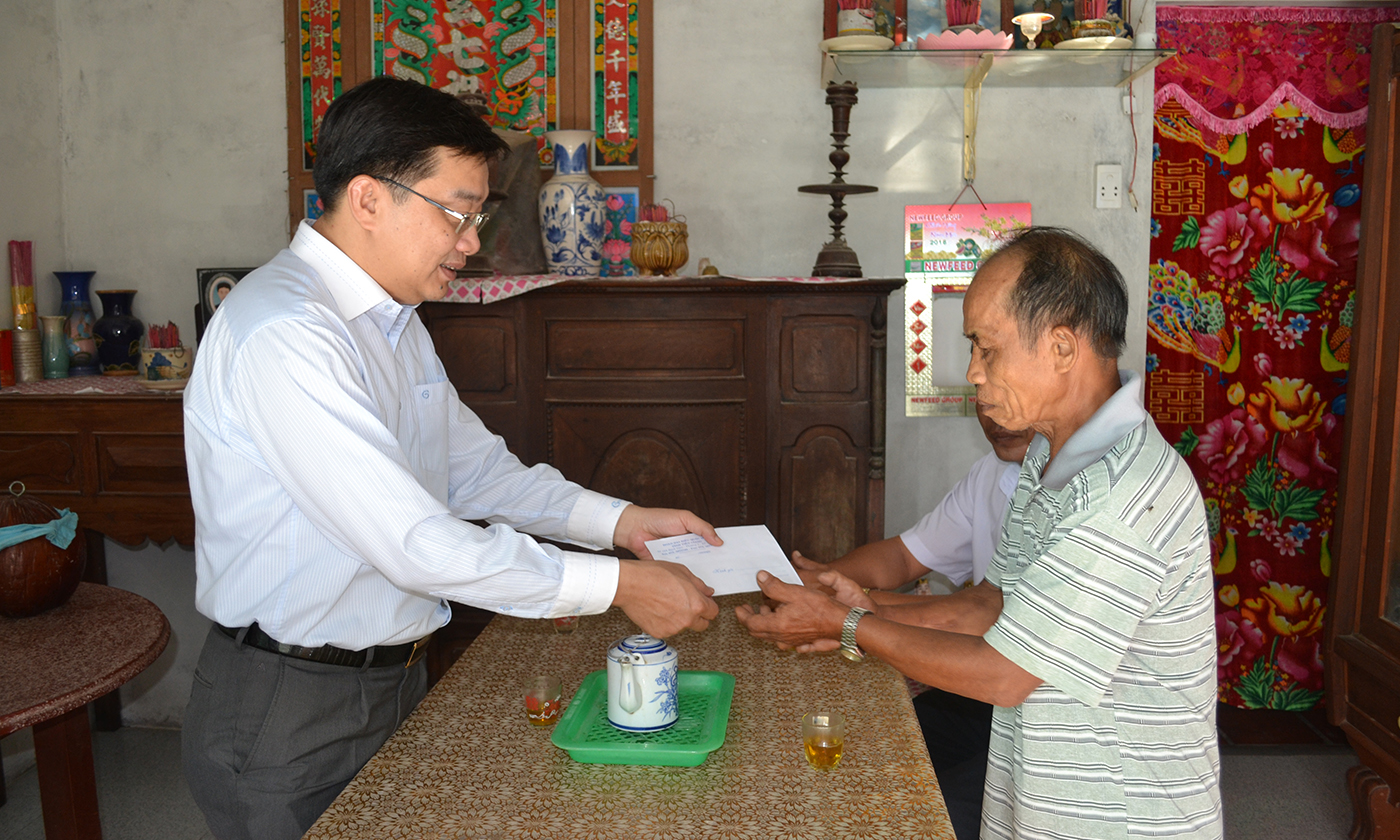 Nguyễn Minh Sơn, Phó chủ nhiệm Ủy ban kinh tế của Quốc hội tặng quà và chúc tết Thương binh Nguyễn Văn Thường ngụ xã Tân Bình, TX. Cai Lậy.