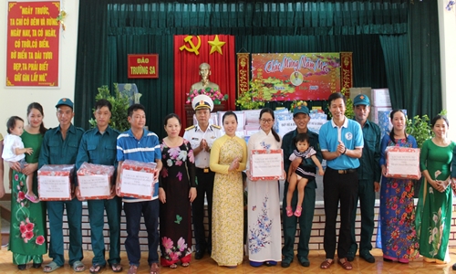 Đại diện đoàn công tác trao quà cho người dân ở Thị trấn Trường Sa